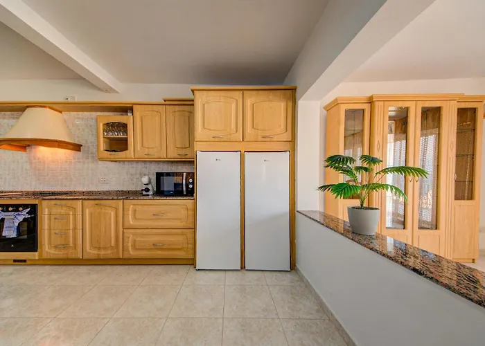 Coastal Gem With Stunning Sea Views By 360 Estates 아파트